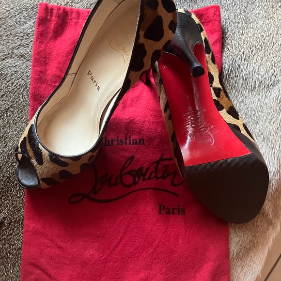 Authentic Christian Louboutin textured leopard print pumps - Picture 3 of 3